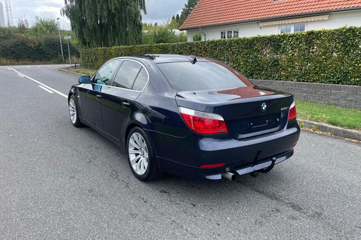 Blå BMW 530i fra 2004