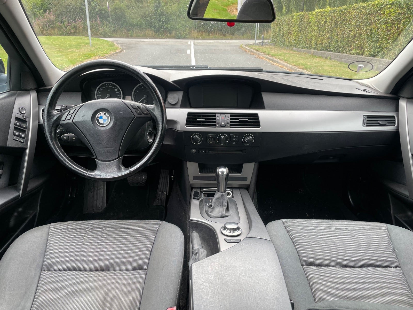 Blå BMW 530i fra 2004