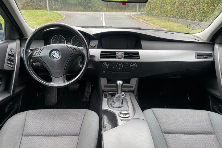 Blå BMW 530i fra 2004