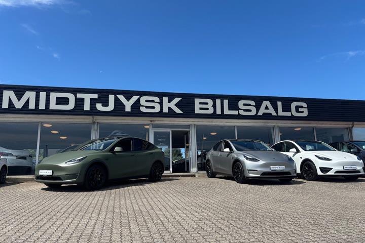 Hvid Tesla Model Y fra 2023
