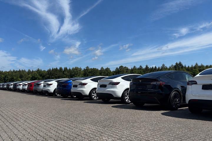 Hvid Tesla Model Y fra 2023