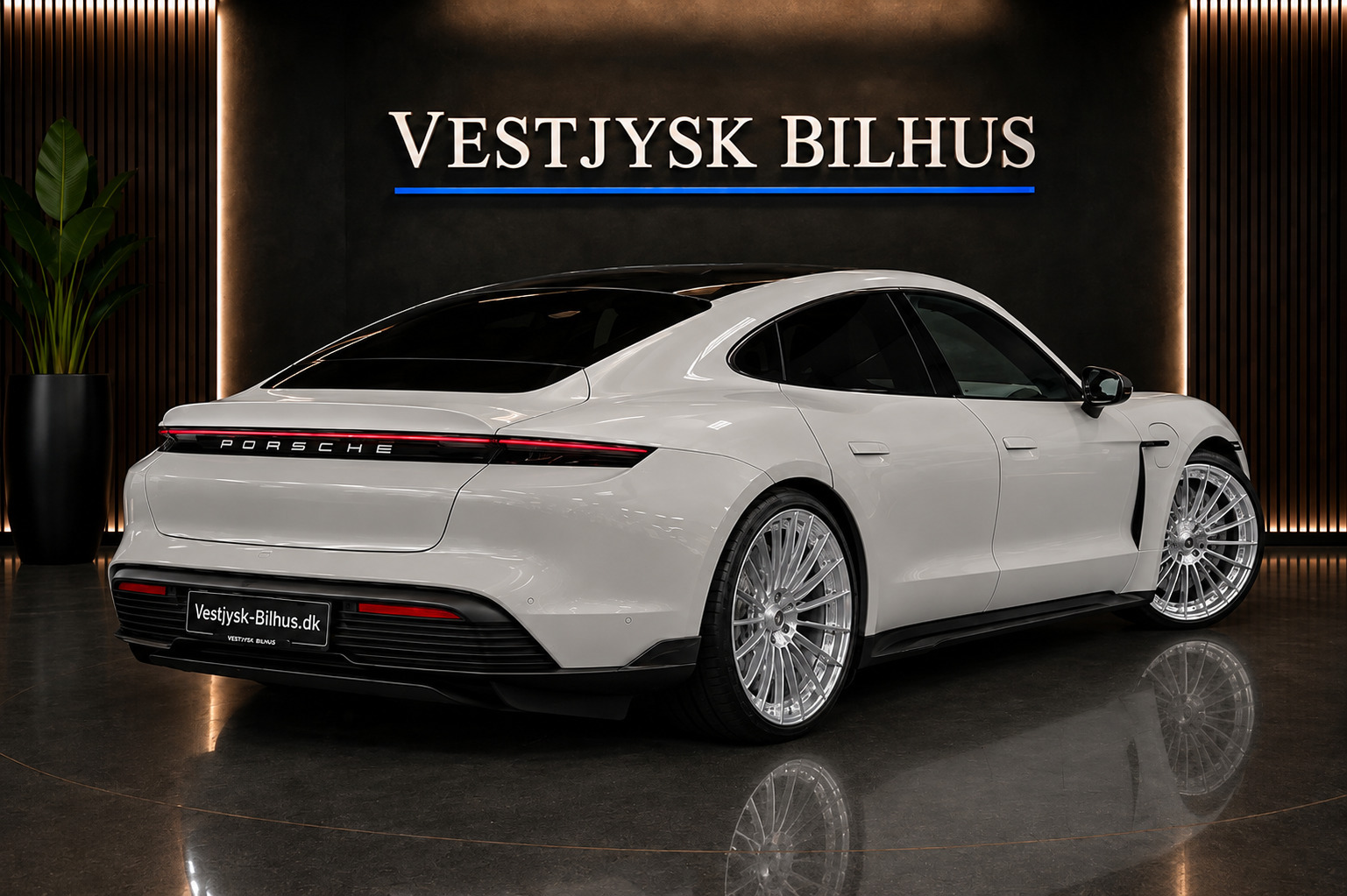 Grå Porsche Taycan 4S fra 2021