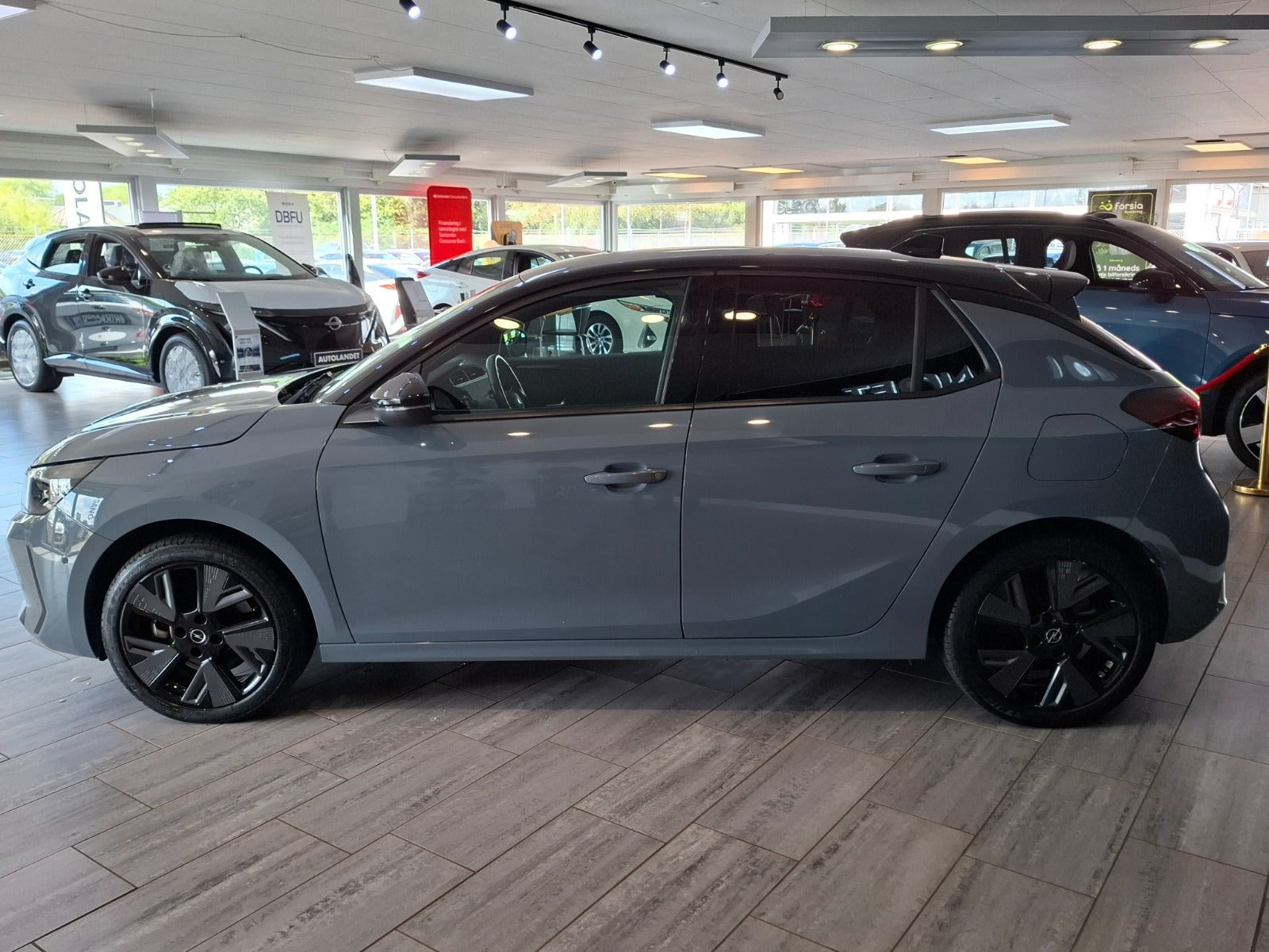 Grå Opel Corsa-e fra 2024