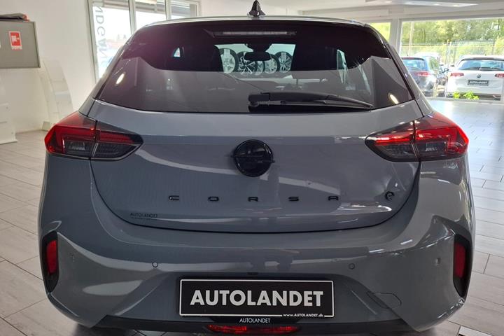 Grå Opel Corsa-e fra 2024