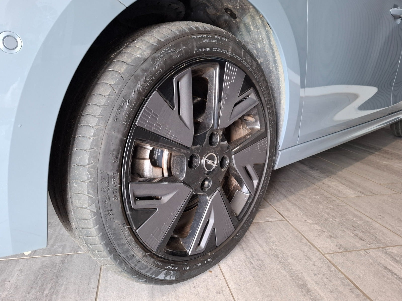 Grå Opel Corsa-e fra 2024
