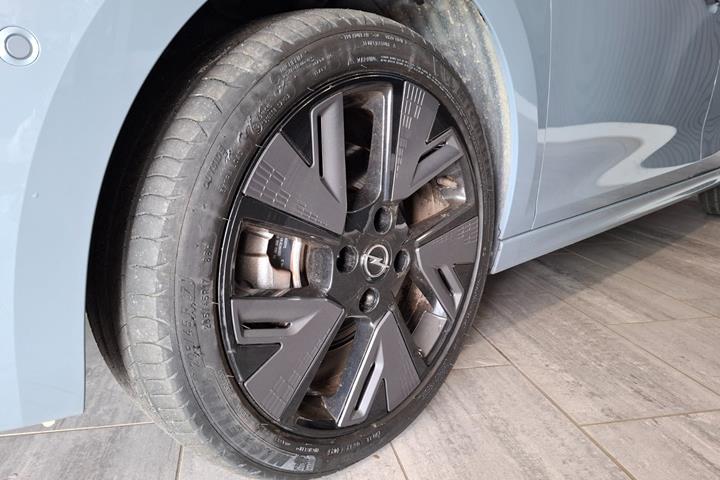 Grå Opel Corsa-e fra 2024