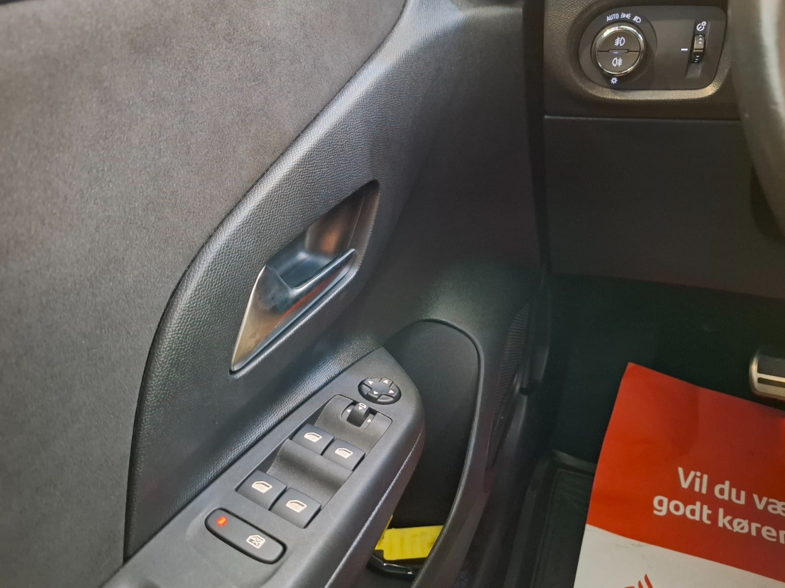 Grå Opel Corsa-e fra 2024
