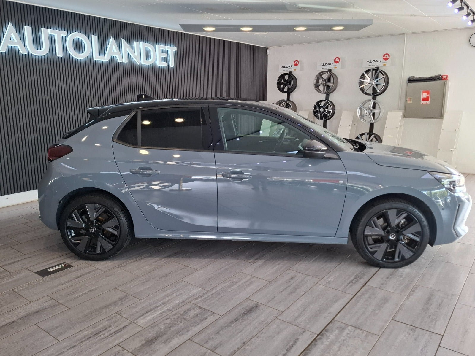 Grå Opel Corsa-e fra 2024