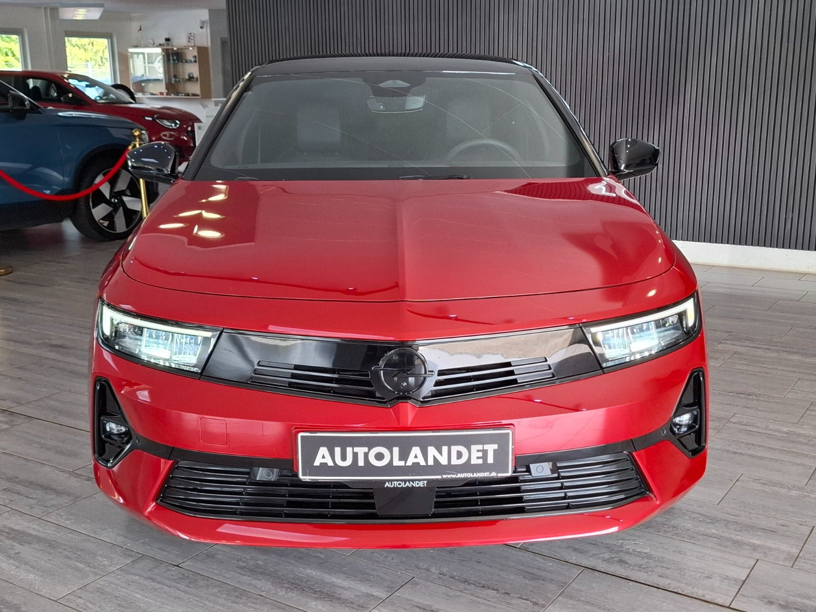 Rød Opel Astra-e fra 2024