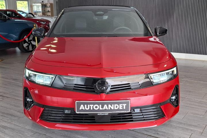 Rød Opel Astra-e fra 2024