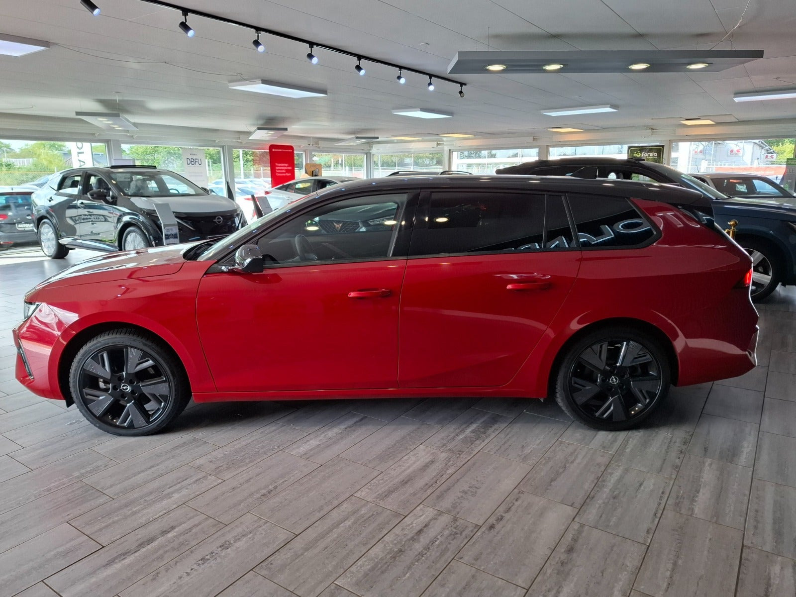 Rød Opel Astra-e fra 2024