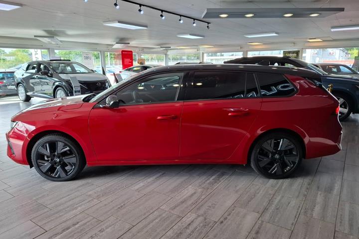 Rød Opel Astra-e fra 2024