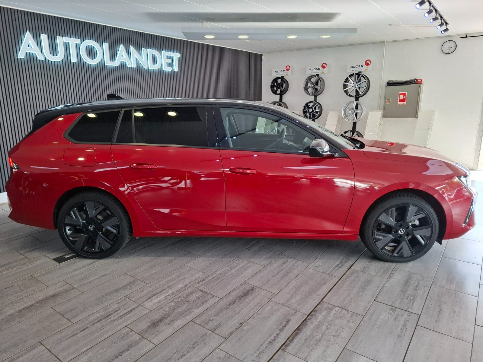 Rød Opel Astra-e fra 2024