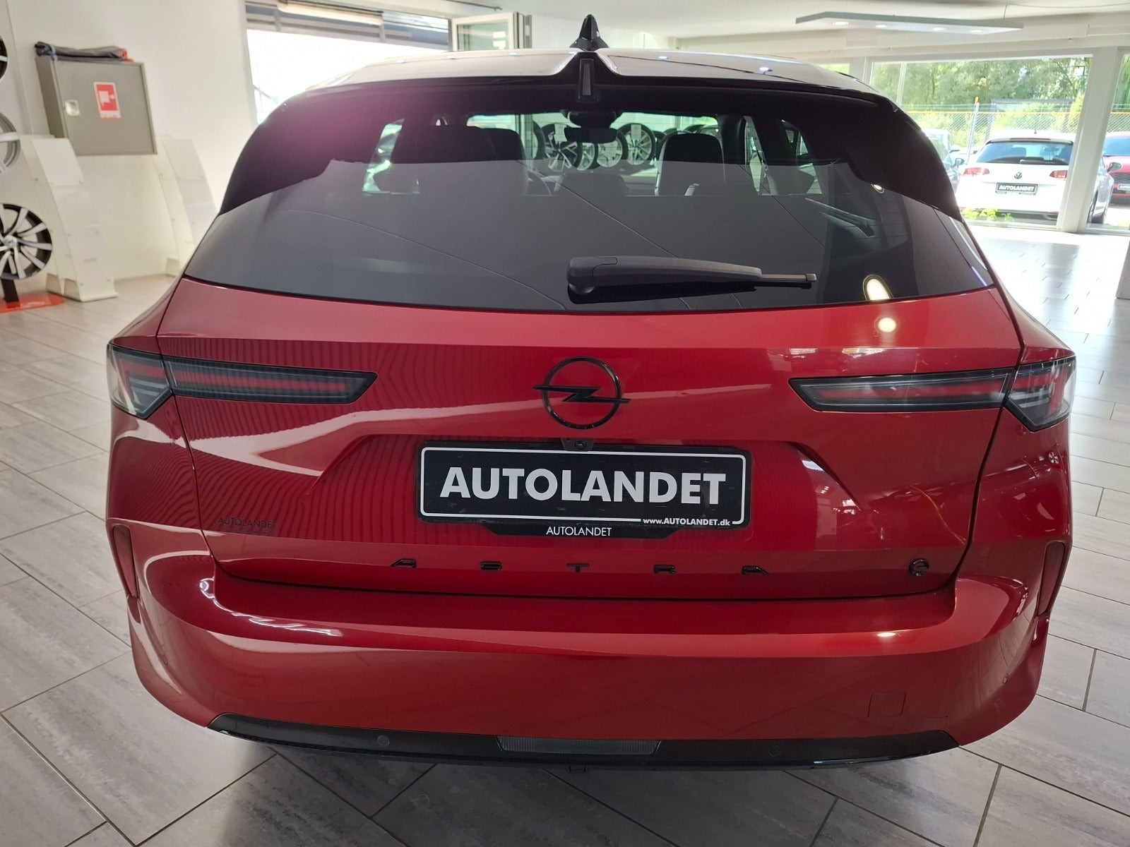 Rød Opel Astra-e fra 2024