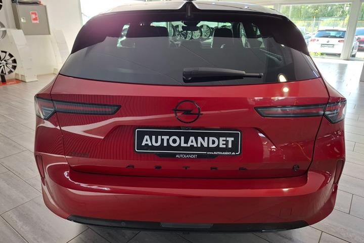 Rød Opel Astra-e fra 2024
