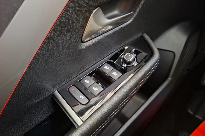 Rød Opel Astra-e fra 2024