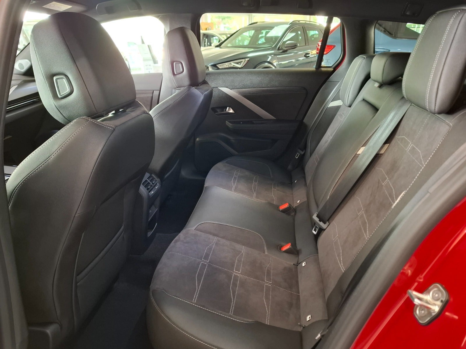 Rød Opel Astra-e fra 2024