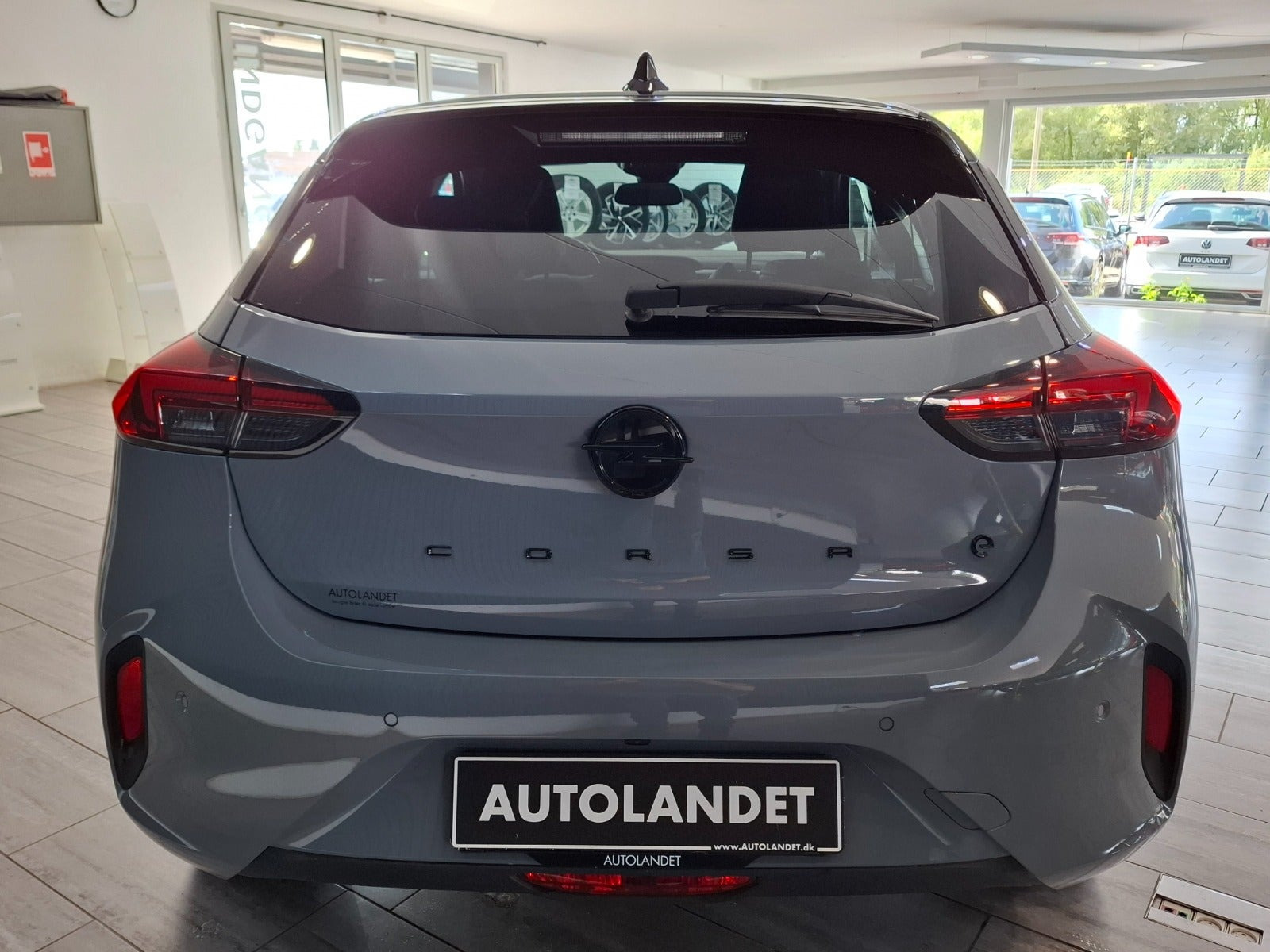 Grå Opel Corsa-e fra 2024