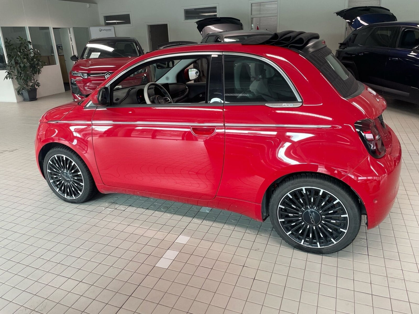 Rød Fiat 500e fra 2024