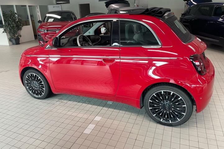 Rød Fiat 500e fra 2024