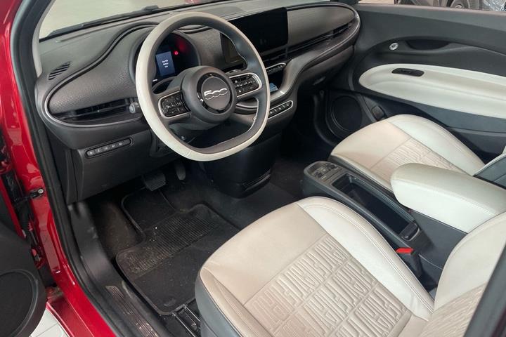 Rød Fiat 500e fra 2024
