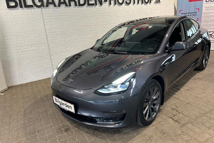 Sort Tesla Model 3 fra 2022 set udefra