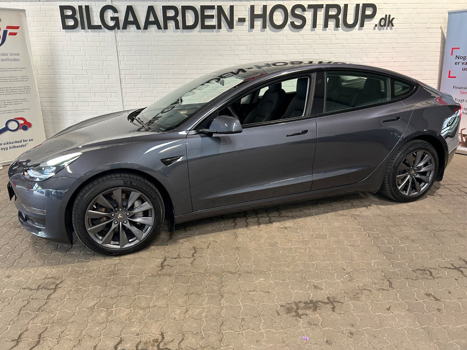 Sort Tesla Model 3 fra 2022