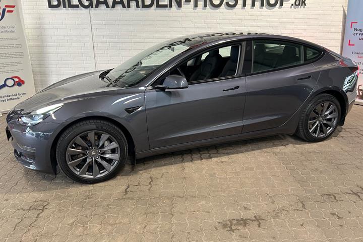 Sort Tesla Model 3 fra 2022