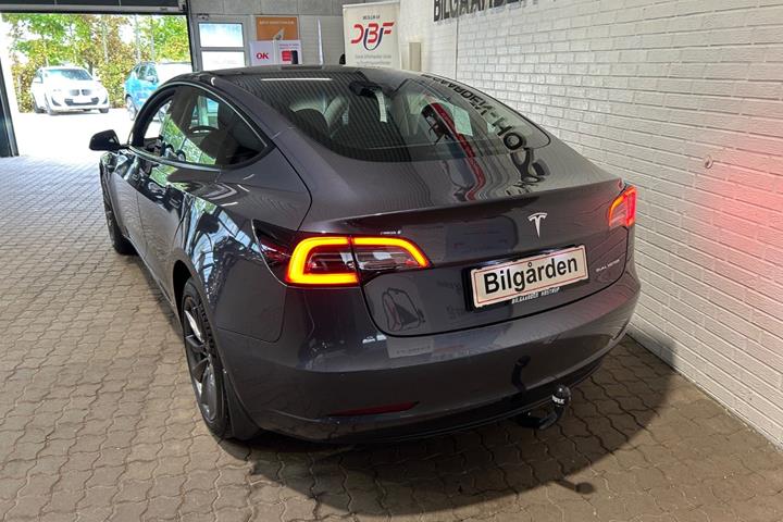 Sort Tesla Model 3 fra 2022