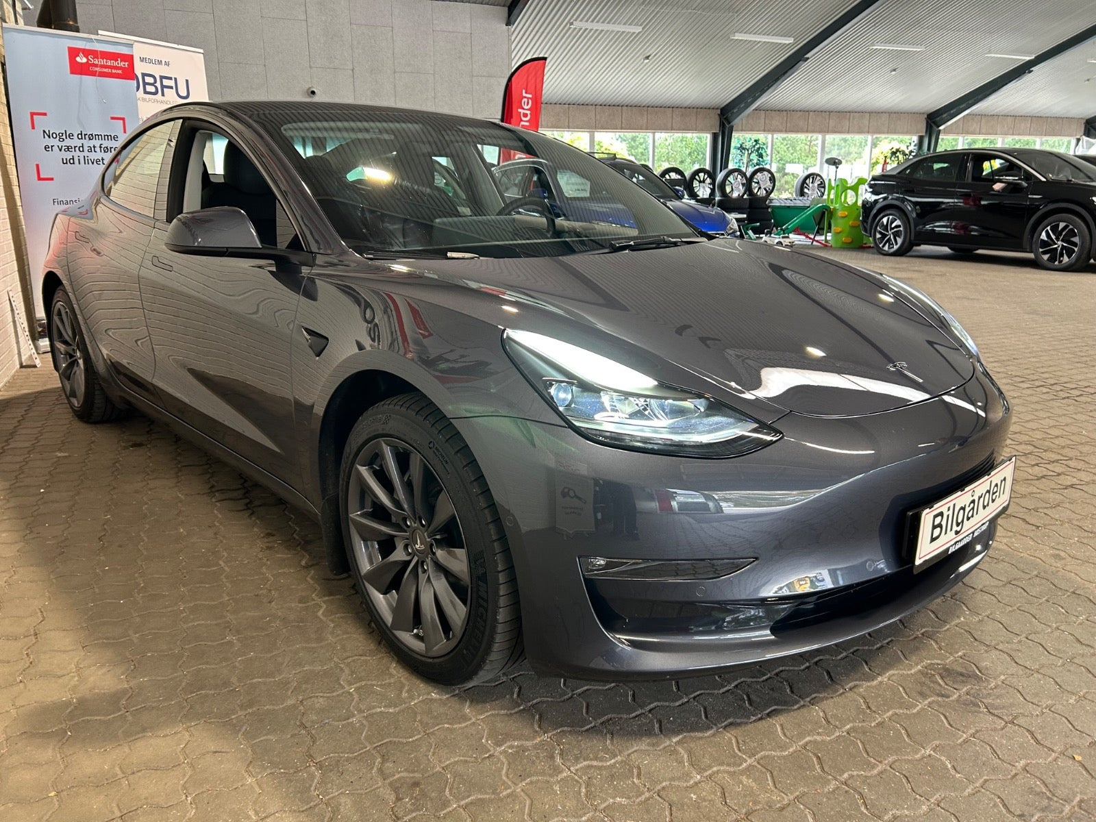 Sort Tesla Model 3 fra 2022