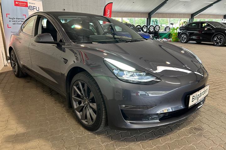 Sort Tesla Model 3 fra 2022