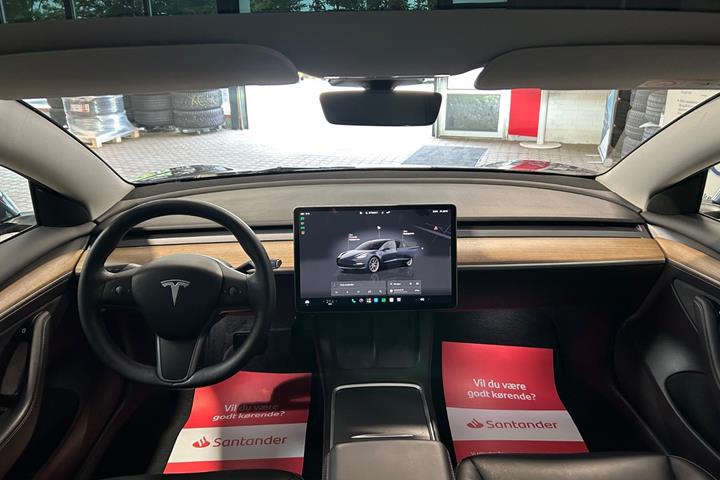 Sort Tesla Model 3 fra 2022