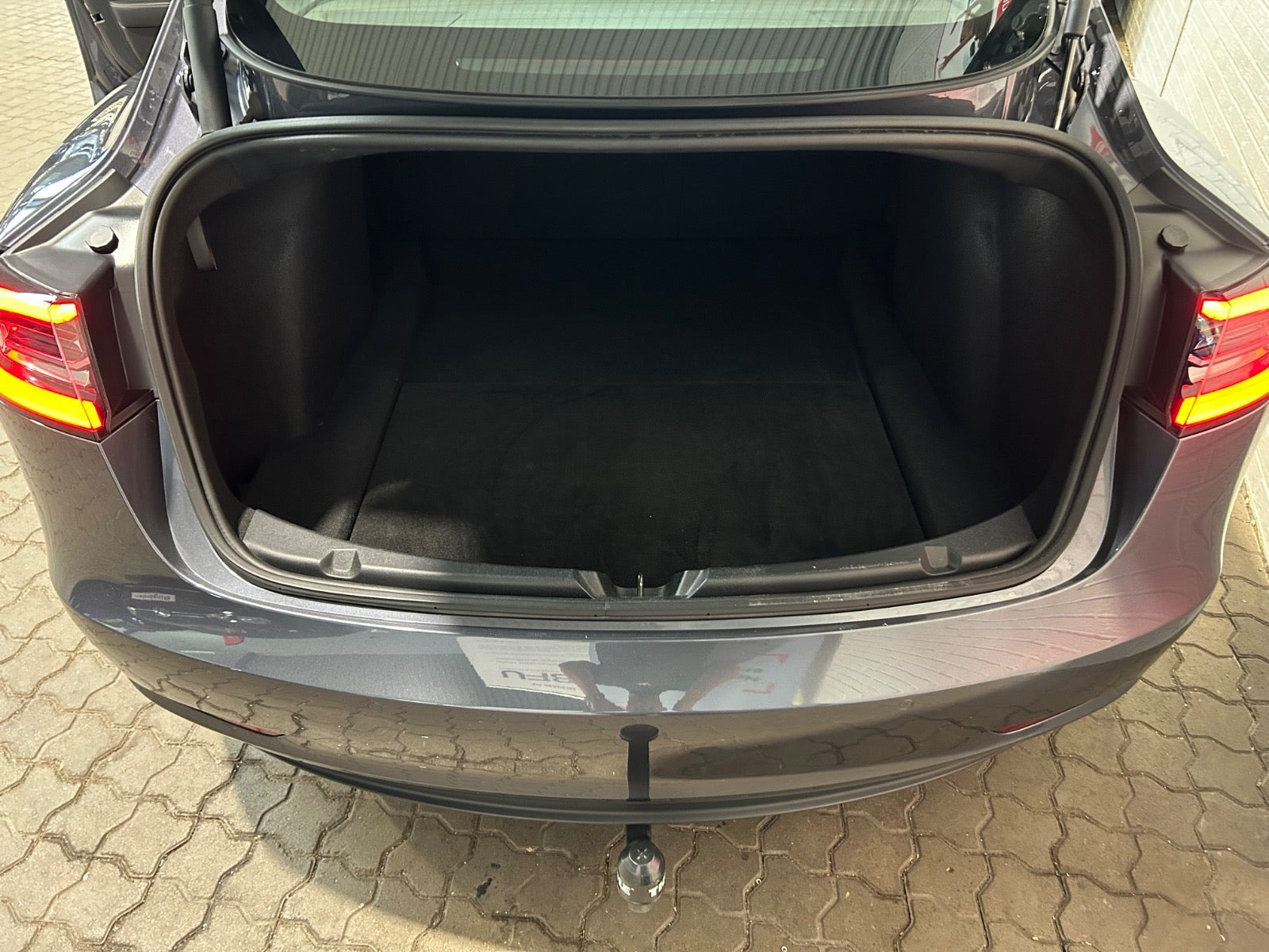 Sort Tesla Model 3 fra 2022