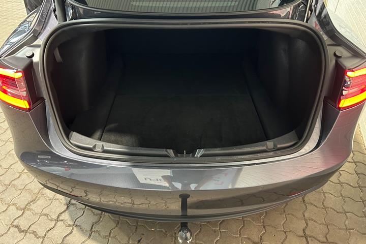 Sort Tesla Model 3 fra 2022