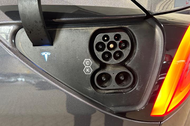 Sort Tesla Model 3 fra 2022