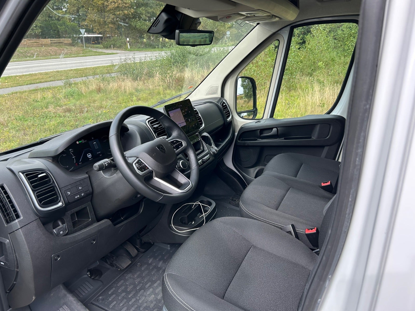 Grå Peugeot e-Boxer 435 fra 2024