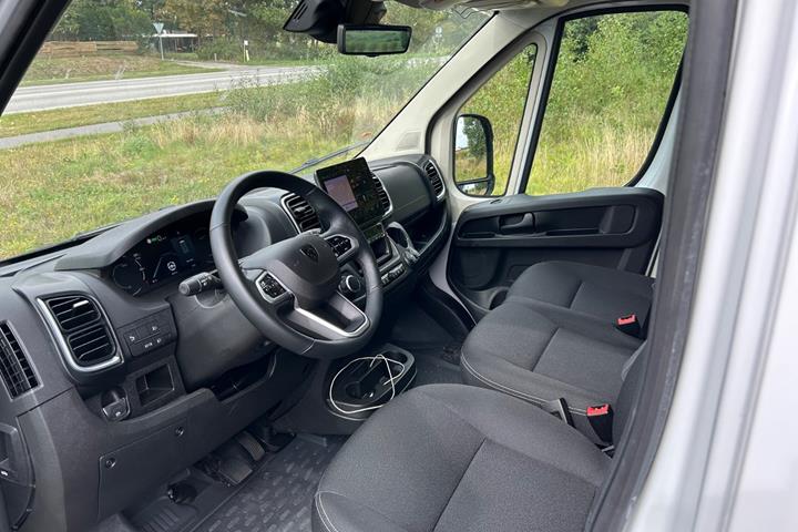 Grå Peugeot e-Boxer 435 fra 2024