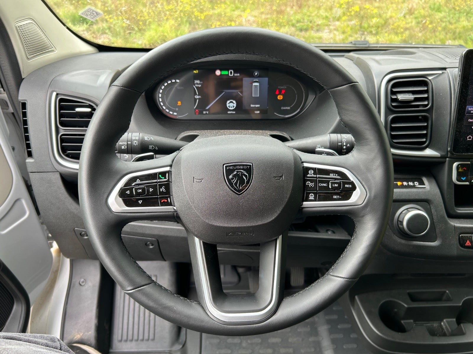 Grå Peugeot e-Boxer 435 fra 2024