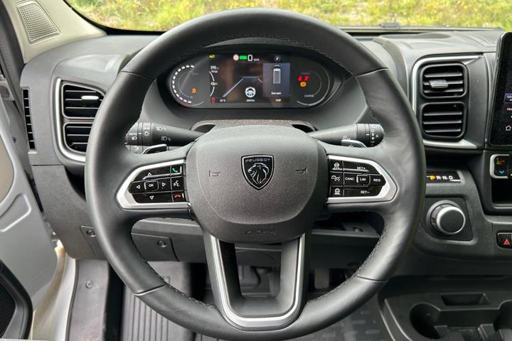Grå Peugeot e-Boxer 435 fra 2024