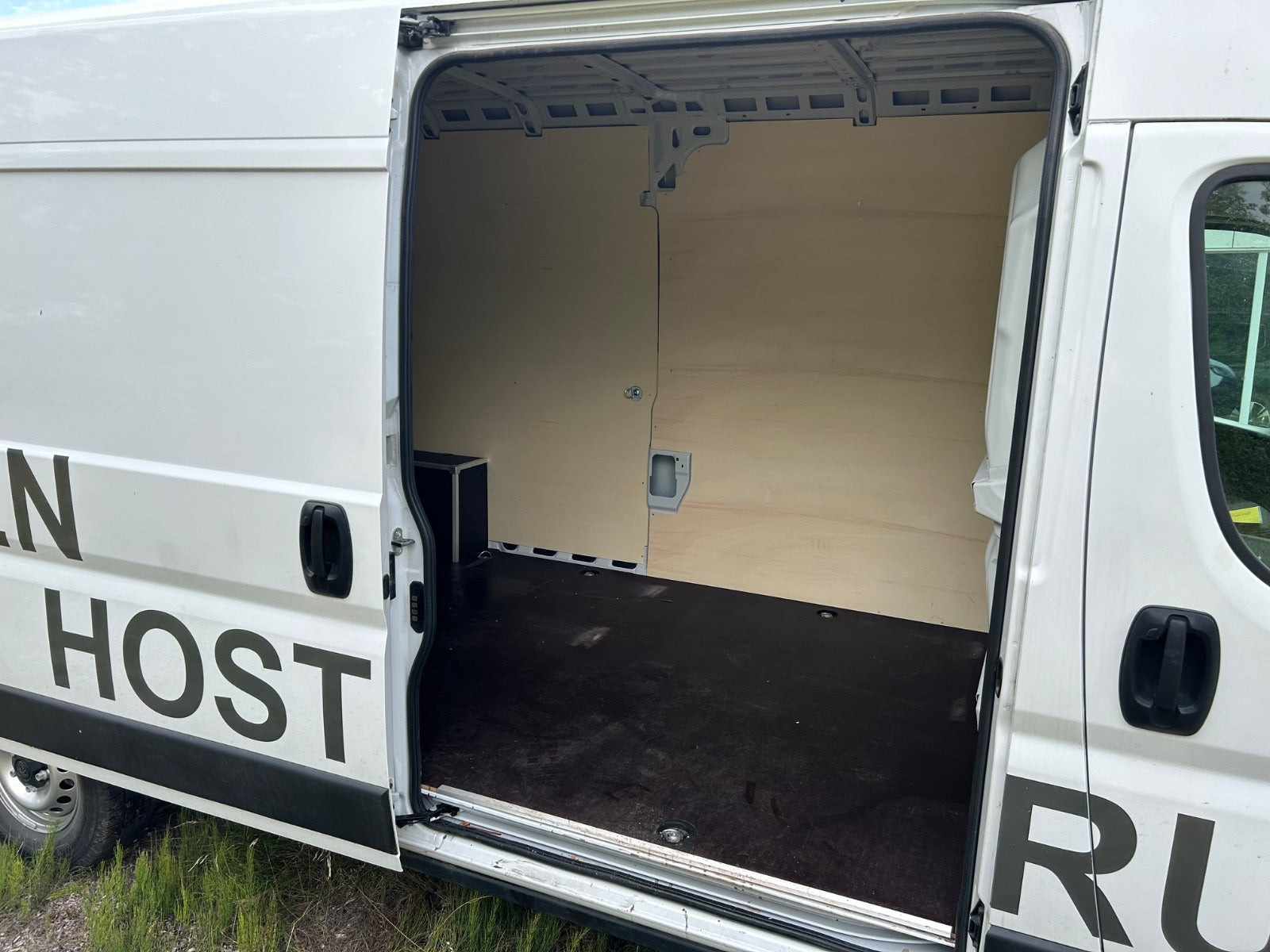 Grå Peugeot e-Boxer 435 fra 2024