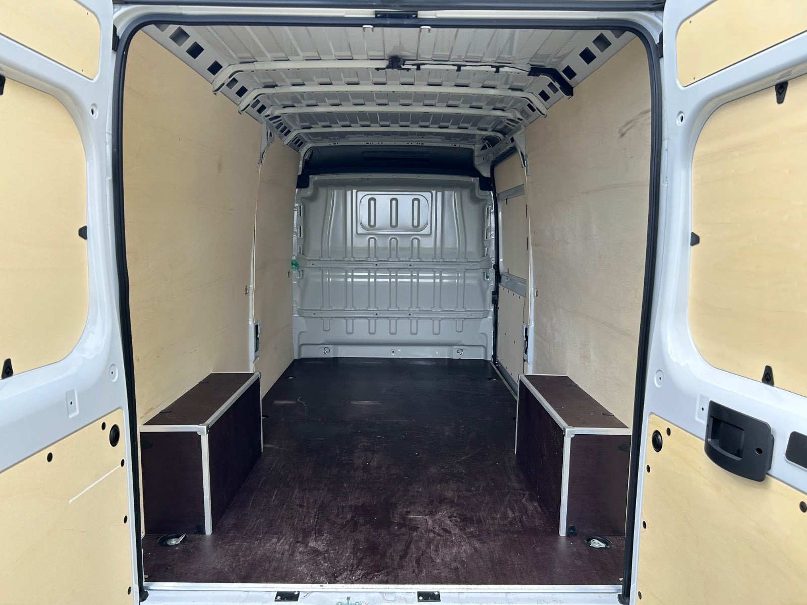 Grå Peugeot e-Boxer 435 fra 2024