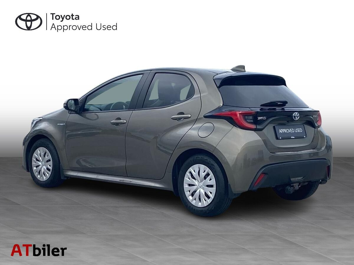 Bronze Toyota Yaris fra 2021