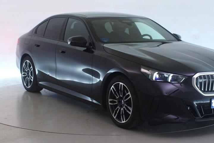Sort BMW i5 fra 2025