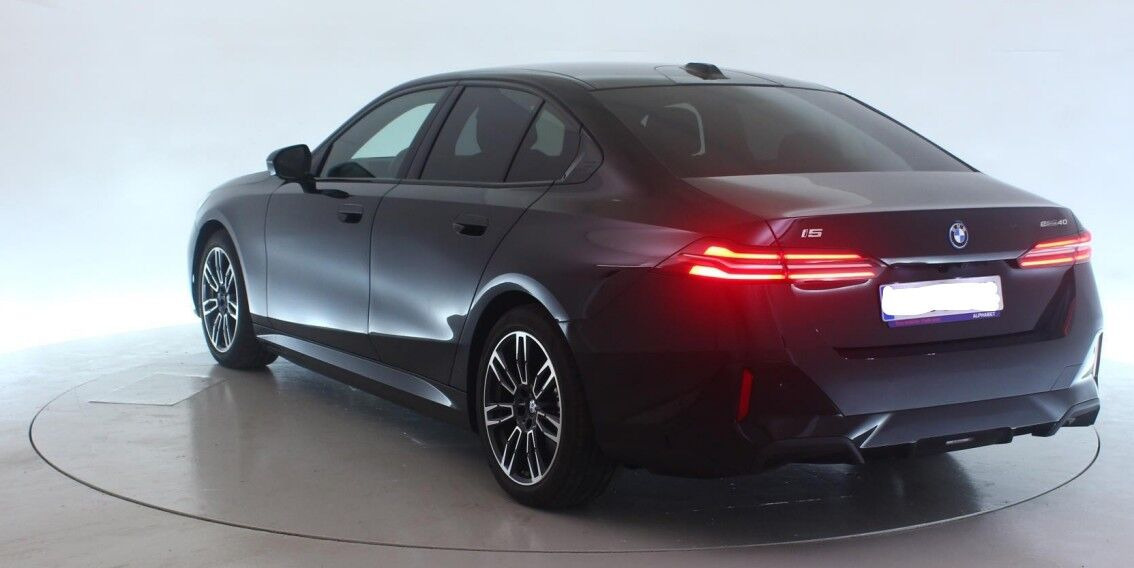 Sort BMW i5 fra 2025