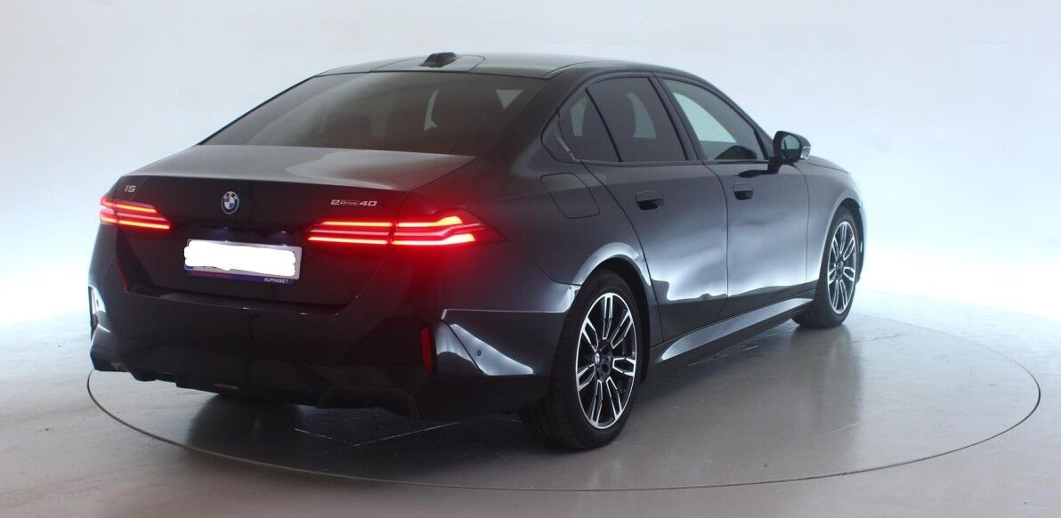 Sort BMW i5 fra 2025