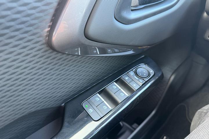 Blå Toyota Urban Cruiser fra 2026