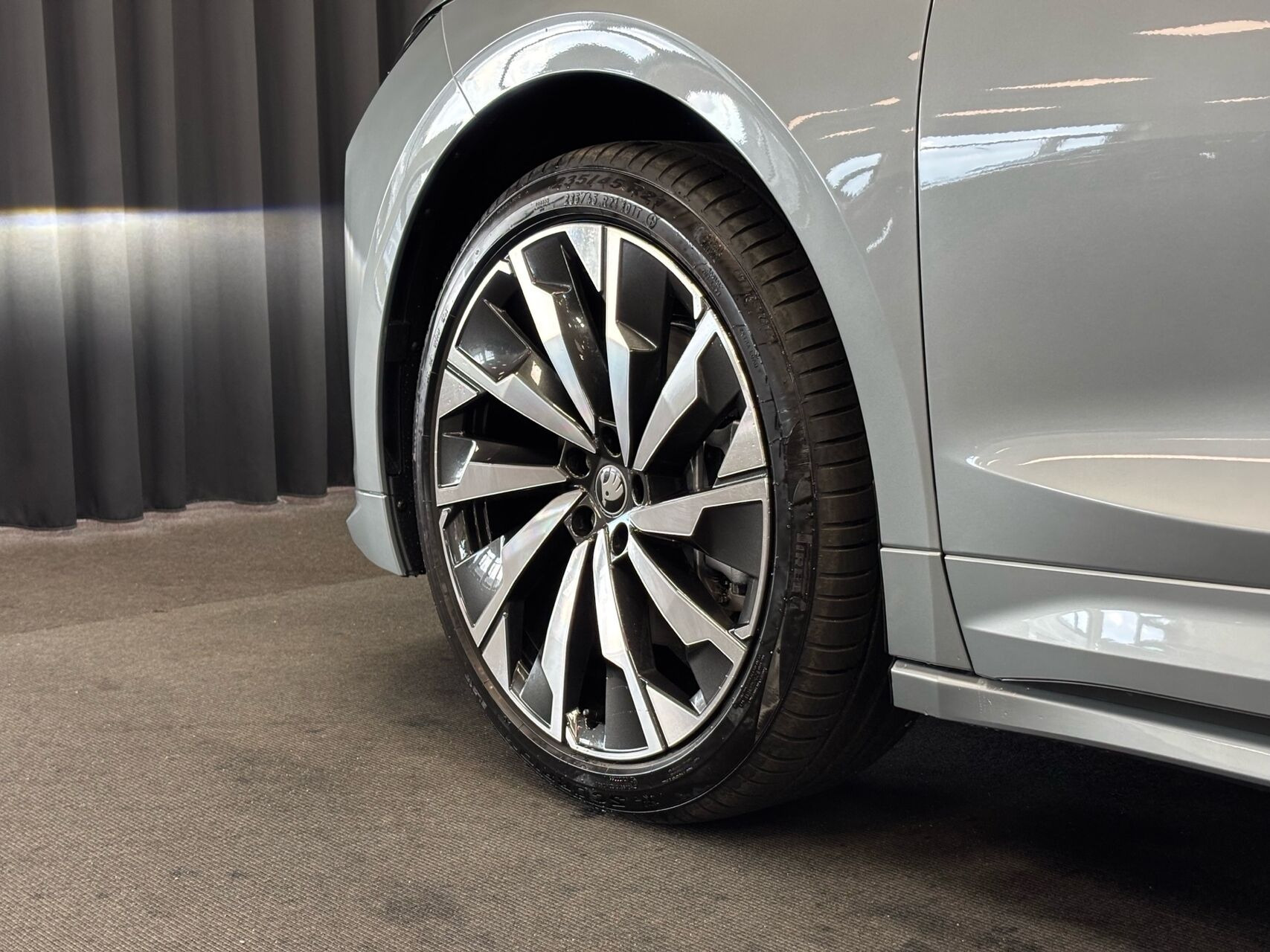 Grå Skoda Enyaq fra 2026