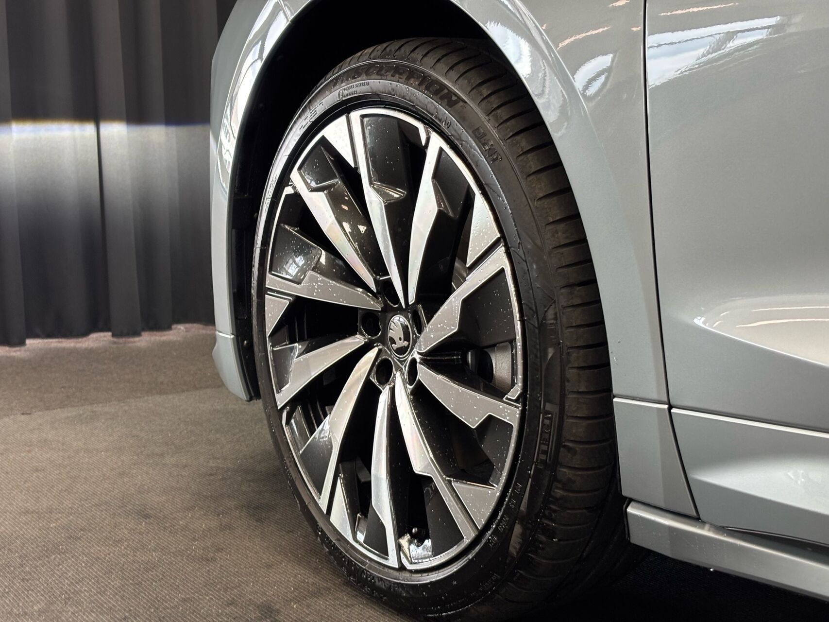 Grå Skoda Enyaq fra 2026