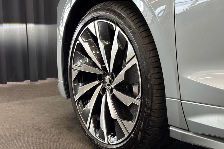 Grå Skoda Enyaq fra 2026