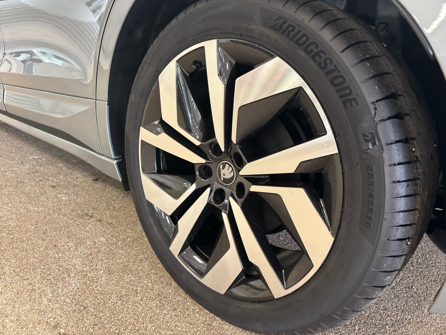Grå Skoda Enyaq fra 2027